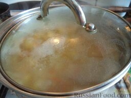 Простой суп из чечевицы: В кипяток опустить картофель, чечевицу и зажарку. Довести до кипения, пену снять. Варить суп из чечевицы на самом маленьком огне до готовности картофеля и чечевицы (около 20-25 минут).