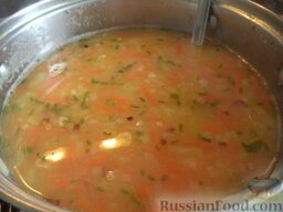 Простой суп из чечевицы: Посолить, поперчить суп. Помыть и мелко нарезать зелень, добавить в суп. Простой суп из чечевицы готов.