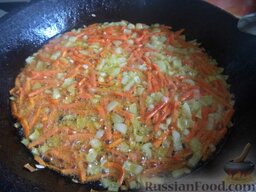 Постный зеленый борщ: Сковороду разогреть, налить растительное масло. В горячее масло выложить лук и морковь. Обжаривать на среднем огне, помешивая, 2-3 минуты.
