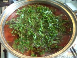 Постный зеленый борщ: Выложить щавель и зелень в готовый суп.