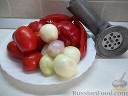 Суповая заготовка: Затем помидоры, лук и перец перекрутите на мясорубке.
