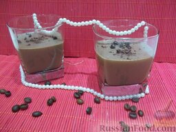 Десерт для взрослых – кофейно-коньячное желе: Перед подачей украсьте желе дробленым шоколадом.