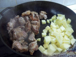 Тушеное мясо с овощами и яблоками: Когда мясо немного подрумянится, отправьте к нему жариться порезанный кубиками картофель.