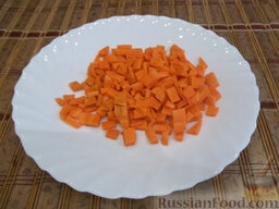 Тушеное мясо с овощами и яблоками: Вслед за картофелем отправьте жариться порезанную мелкими кубиками морковь.