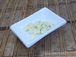 Тушеное мясо с овощами и яблоками: Добавьте мелко порезанный чеснок и томатную пасту. Приправьте солью и перцем. Налейте немного водички и тушите все под закрытой крышкой 40 минут.