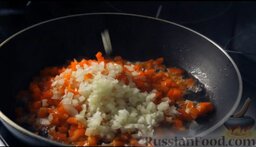 Самса: На раскаленной сковородке с маслом обжариваем овощи 5 минут.