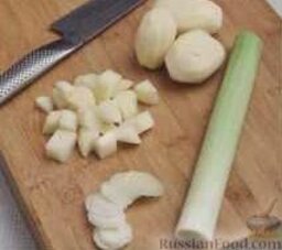 Суп-пюре вишисуаз со сметаной: Как приготовить суп вишисуаз:    1. Картофель почистить, а порей порезать соломкой.