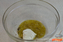 Запеченные драники с грибной начинкой: В миске смешать яйцо со сметаной, 1 ч. л. соли и 0,5 ч. л. молотого черного перца.