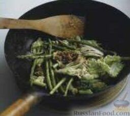 Овощи карри стир-фрай: 3. Добавить в сковороду соевый соус и сок лайма, готовить около 30 секунд.     4. Подавать овощи карри с вареным рисом сразу же.