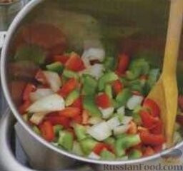 Соус из фасоли, перца и томатов: 1. Бульон довести до кипения, выложить в кастрюлю болгарский перец и лук, варить до мягкого состояния, минут 5.