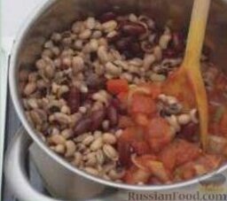 Соус из фасоли, перца и томатов: 3. Выложить в кастрюлю фасоль, готовить 5 минут.     4. Подавать фасолевое рагу с чипсами из тортильи (по желанию).