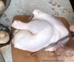 Курица с картошкой в сметане: Как приготовить курицу с картошкой в сметане:    Курицу нарезать порционными кусками.