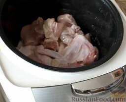 Курица с картошкой в сметане: Куски курицы переложить в чашу мультиварки. Добавить масло. Посолить.  Выставить режим 