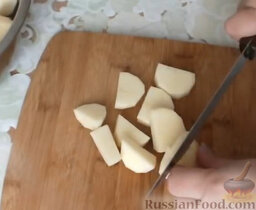 Курица с картошкой в сметане: Картофель очистить, вымыть и нарезать.