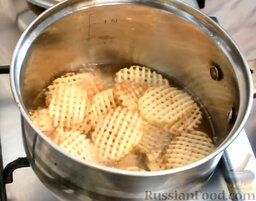 Домашние картофельные чипсы: Небольшими порциями опускать чипсы в разогретое масло. Жарить до золотистой корочки. Периодически помешивать.