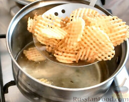 Домашние картофельные чипсы: Вынимать картофель из масла шумовкой.
