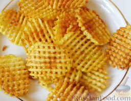Домашние картофельные чипсы: Домашние картофельные чипсы можно подавать. Приятного аппетита!