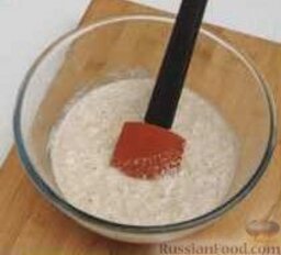 Персиковый заливной пирог: 3. В миске смешать муку, разрыхлитель, молоко и сахар. Вылить тесто в форму с маслом.