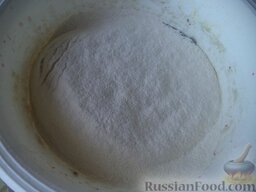 Постное печенье на помидорном рассоле: Просеять муку. Добавлять понемногу в тесто (примерно 3 стакана).