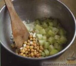 Гарнир из нута и картофеля: 6. Туда же выложить картофель, перемешать.    7. Выложить нут в сервировочную миску, подавать с помидором и перцем чили, посыпав кинзой.