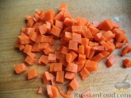 Оливье с красной рыбой: Морковь остудить, очистить и нарезать мелкими кубиками.