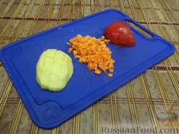 Суп с чечевицей и помидорами: Как приготовить суп из чечевицы с помидорами:    Картофель, морковь и помидор помойте и порежьте. Картофель и морковь предварительно очистите.