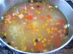 Суп с чечевицей и помидорами: Положите помидор, приправьте суп солью, черным молотым перцем и варите до полной готовности продуктов.