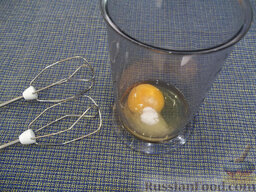 Тыквенная запеканка с творогом и манкой: Яйца со щепоткой соли положите в чашу.