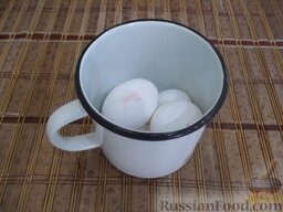 Оливье со свежим огурцом и копченостями: Яйца положите в кастрюлю, залейте водой и отварите до крутого состояния.