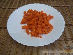 Оливье со свежим огурцом и копченостями: Когда морковь будет сварена, очистите ее и порежьте кубиками.