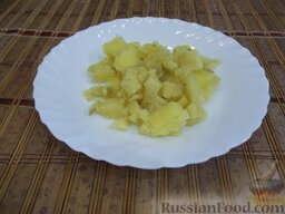 Оливье со свежим огурцом и копченостями: С картофелем сделайте то же самое - очистите и порежьте.