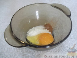 Яблоки в кляре: Как приготовить яблоки в кляре:    Приготовим кляр. Для этого в глубокую тарелку положите муку, корицу, сахар и яйцо.