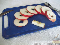 Яблоки в кляре: Яблоко помойте, высушите, специальным ножом удалите сердцевину и нарежьте яблоки кружочками.