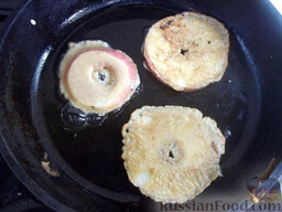 Яблоки в кляре: Жарьте яблоки в кляре с обеих сторон по 2-3 минуты.