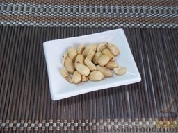 Запеченные яблоки с орехами и виноградом: Арахис поджарьте и очистите. Вы можете вместо арахиса использовать абсолютно любые орехи. Главное, чтобы они были жаренные, просто так вкуснее.
