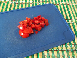 Яичница в перце: Пока перец печется, помойте и порежьте помидор.