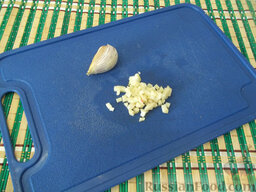 Яичница в перце: Очистите чеснок и мелко порубите.