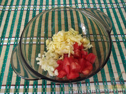 Яичница в перце: Положите в глубокую тарелку помидор, чеснок и тертый сыр.