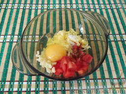 Яичница в перце: Добавьте яйцо и приправьте солью с черным перцем.