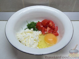 Омлет  с творогом: Сложите в одну тарелку порезанный помидор, творог и укроп. Вбейте яйцо и приправьте солью.