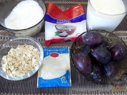 Овсяная каша с замороженными сливами: Необходимые ингредиенты для приготовления овсяной каши со сливами.