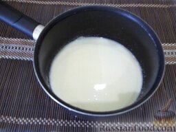 Овсяная каша с замороженными сливами: Молоко налейте в кастрюлю, положите сахар и ванилин.