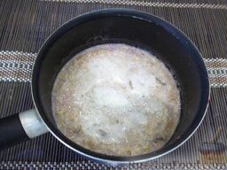 Овсяная каша с замороженными сливами: Насыпьте кокосовую стружку и продолжайте варить кашу до полной ее готовности. После чего сразу подавайте овсяную кашу к столу.