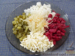 Овощной салат: Все продукты сложите в тарелку и добавьте к ним квашеную капусту.