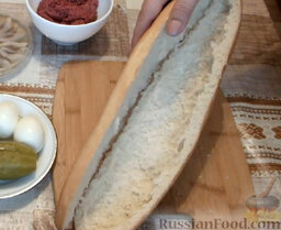 Селедка под шубой в батоне: Ложкой удалить хлебную мякоть так, чтобы остались стенки толщиной 1 см.