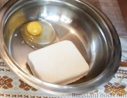 Творожные пончики за 10 минут: Как приготовить творожные пончики за 10 минут:    Творог выложить в миску, добавить яйца, соль.