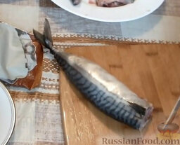 Скумбрия фаршированная, варенная в пакете: Как приготовить скумбрию фаршированную:    У рыбы отрезать голову, плавники и хвост.