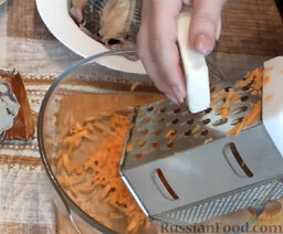 Скумбрия фаршированная, варенная в пакете: В миску с морковью натереть плавленый сырок.