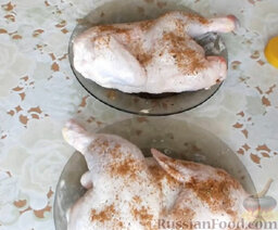 Курица в фольге в духовке: Посыпать специями. Оставить на 15 минут.