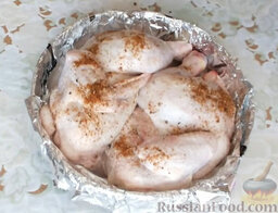 Курица в фольге в духовке: Включить духовку. Форму застелить фольгой. Выложить курицу в форму, влить 0,5 стакана воды. Закрыть фольгой сверху.   Запекать курицу в фольге в духовке 60-80 минут при температуре 180 градусов.